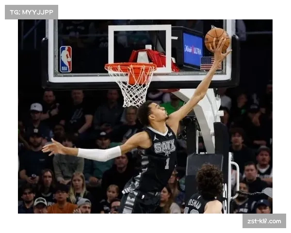 哈珀外线抢断配合文班亚马盖帽 马刺构建铜墙铁壁